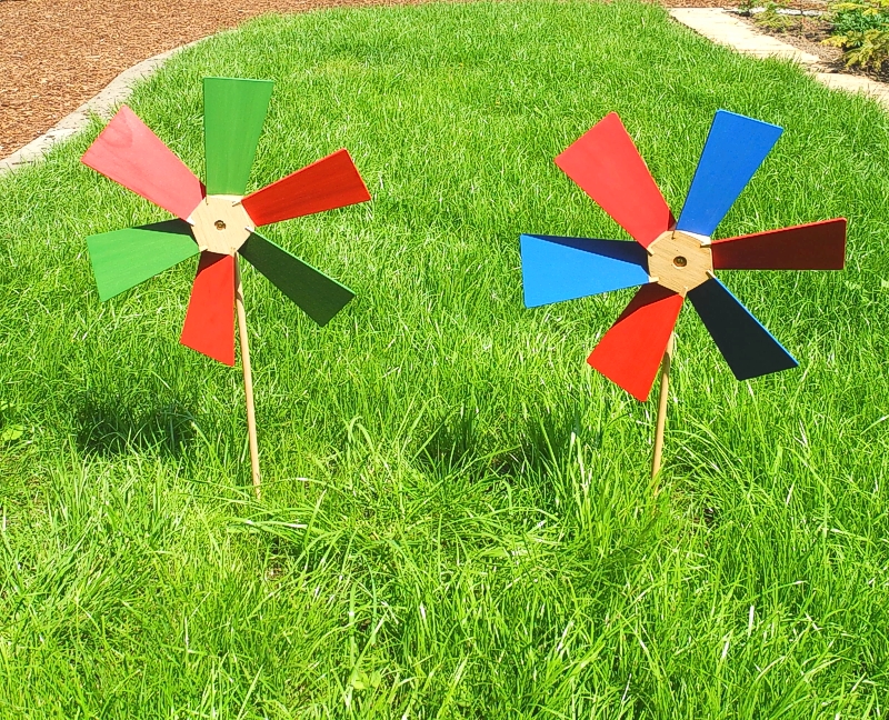 Windrad aus Holz, farbig lasiert