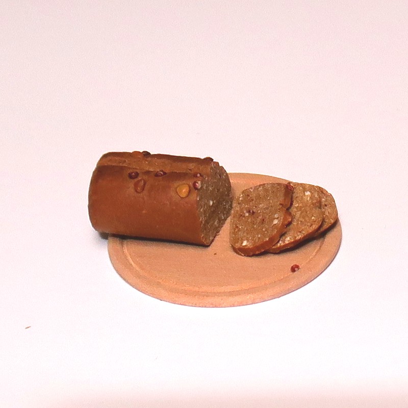 Brot, angeschnitten, Puppenhausminiatur im Maßstab 1zu12