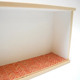 Schaukasten, innen geweißt, Ziegelsteinboden - Detailbild