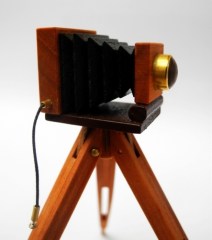 Fotoapparat mit Stativ, Detailbild, Puppenstubenminiatur 1zu12