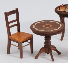 Kaffee - Tisch, mit Intarsien, Puppenstubenmöbel im Maßstab 1zu12