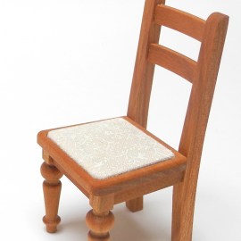 Stuhl mit Polster, gedrechselte Beine, Kirschbaum, Detail Stoffmuster, Puppenstubenmöbel 1zu12
