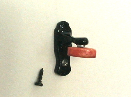 Seifenhalter, schwarz lackiert, mit Seife, magnetisch, Puppenstubenminiatur in 1zu12