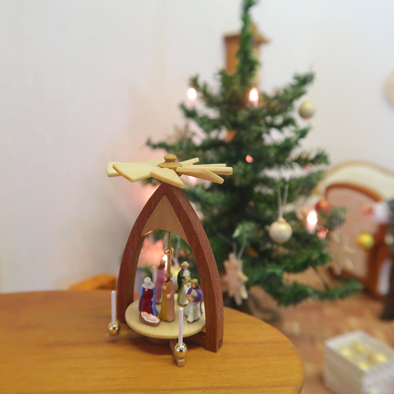 Weihnachtspyramide, beweglich, handbemalt, Miniatur im Maßstab 1zu12